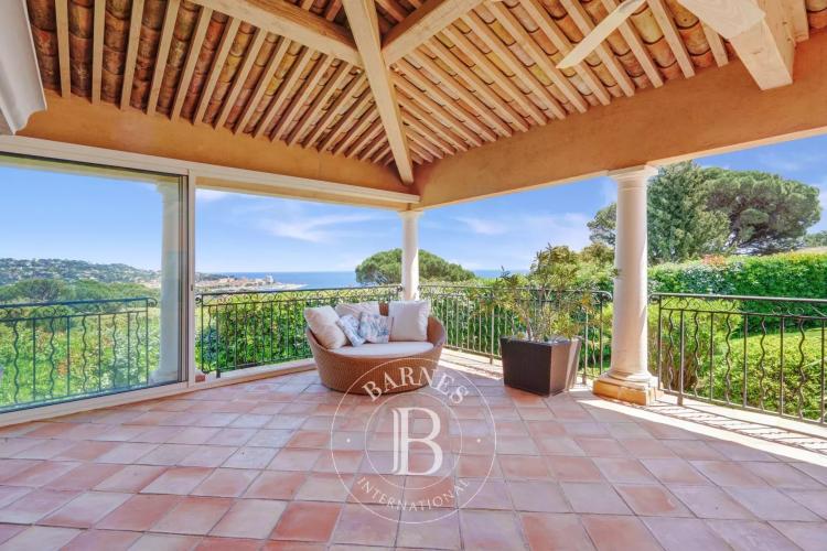 SAINTE-MAXIME - VILLA PROVENÇALE DE PLAIN-PIED - VUE MER & DOMAINE PRIVÉ
