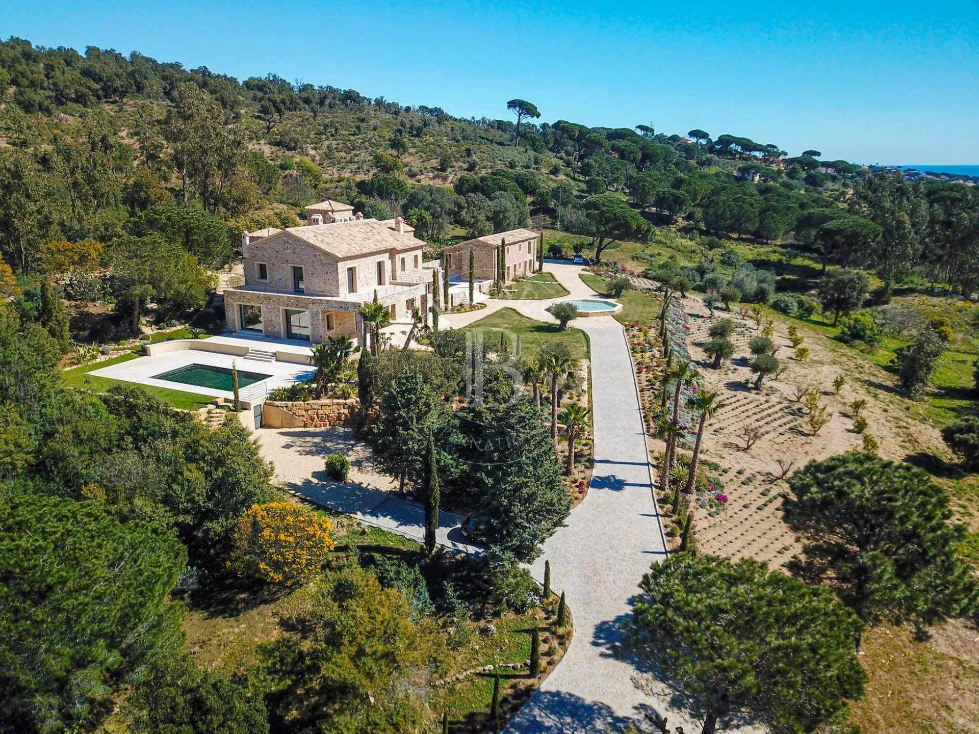 GOLFE DE SAINT-TROPEZ  - PROPRIÉTÉ UNIQUE - 2 PISCINES - 4.8 HECTARES