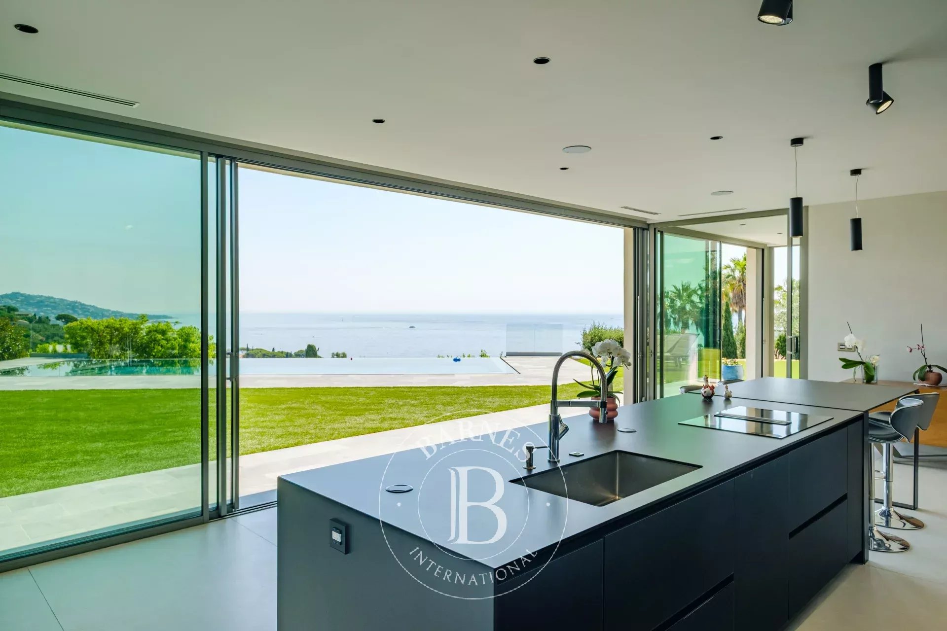 SAINTE-MAXIME – Domaine privé, Villa contemporaine, vue mer panoramique