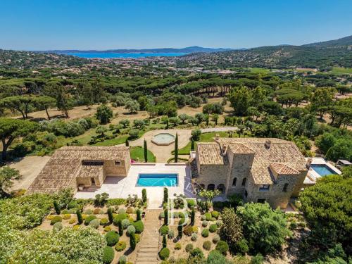 GOLFE DE SAINT-TROPEZ - PROPRIÉTÉ UNIQUE - 2 PISCINES - 4.8 HECTARES