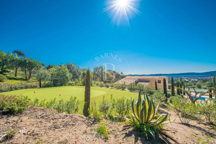 GOLFE DE SAINT-TROPEZ  - PROPRIÉTÉ UNIQUE - 2 PISCINES - 4.8 HECTARES