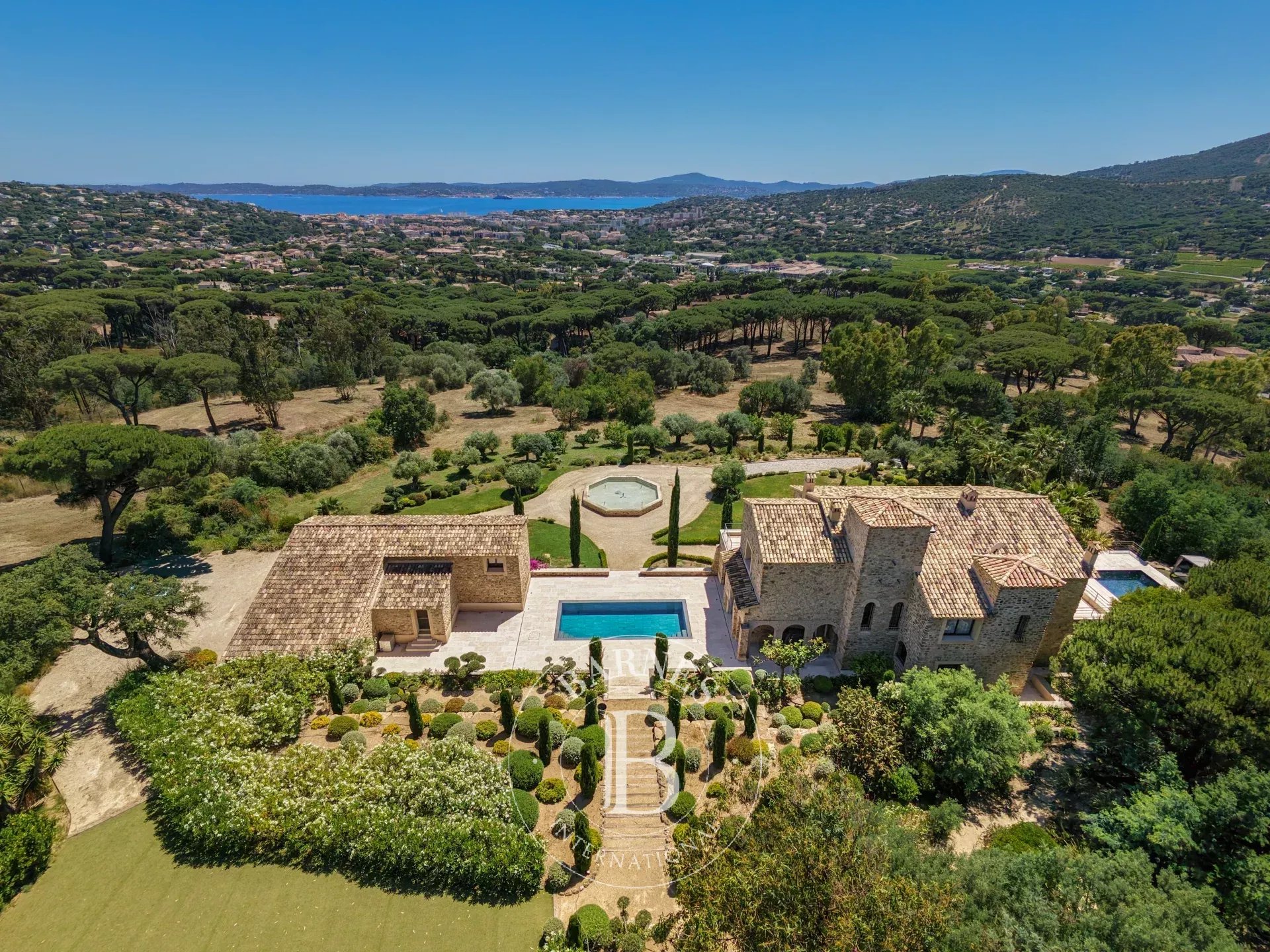 GOLFE DE SAINT-TROPEZ  - PROPRIÉTÉ UNIQUE - 2 PISCINES - 4.8 HECTARES