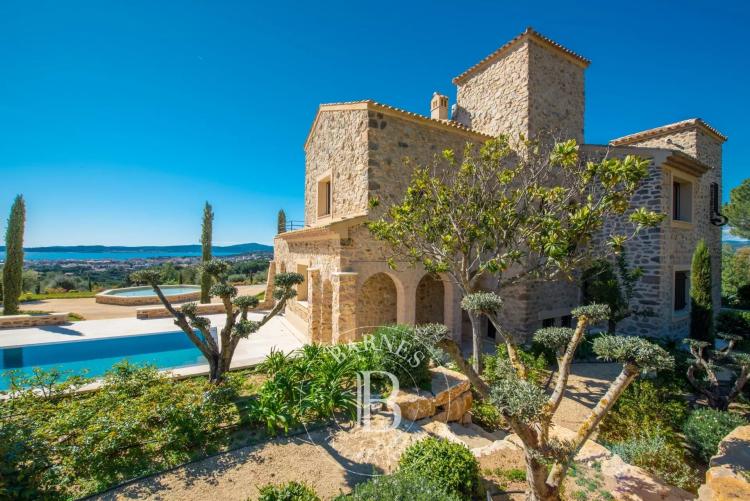 GOLFE DE SAINT-TROPEZ  - PROPRIÉTÉ UNIQUE - 2 PISCINES - 4.8 HECTARES