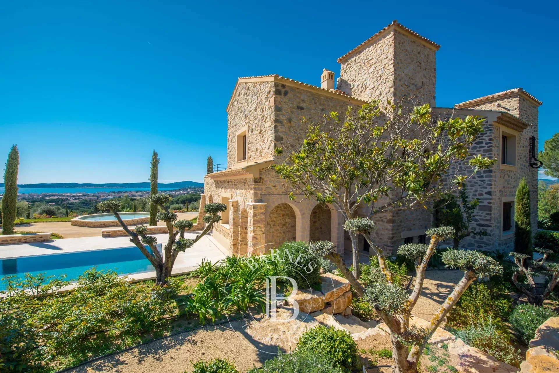 GOLFE DE SAINT-TROPEZ  - PROPRIÉTÉ UNIQUE - 2 PISCINES - 4.8 HECTARES