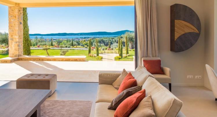 GOLFE DE SAINT-TROPEZ  - PROPRIÉTÉ UNIQUE - 2 PISCINES - 4.8 HECTARES