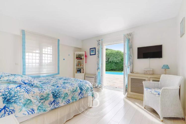 SAINTE-MAXIME - VILLA PROVENÇALE DE PLAIN-PIED - VUE MER & DOMAINE PRIVÉ