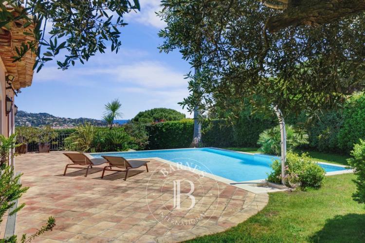SAINTE-MAXIME - VILLA PROVENÇALE DE PLAIN-PIED - VUE MER & DOMAINE PRIVÉ